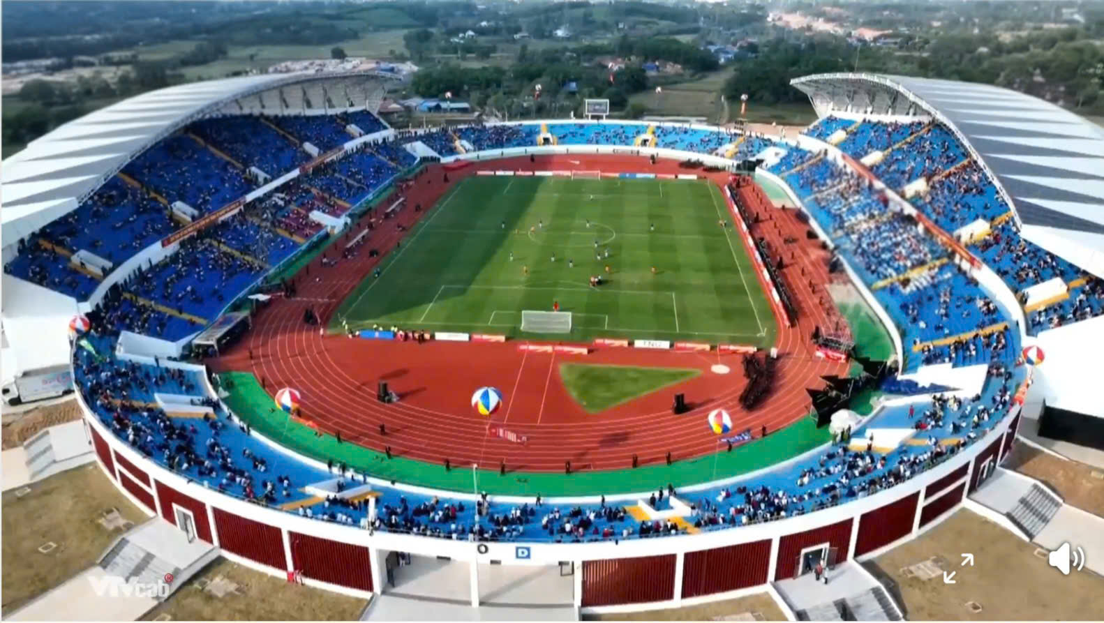 ថៃង្វៀន ភ្លឺចែងចាំងនៅយប់បើកឆាកនៃការប្រកួតបាល់ទាត់បួនក្រុមឆ្នាំ ២០២៥ - រូបថតទី ១៧។ Thái Nguyên rực sáng trong đêm khai mạc Giải Tứ hùng 2025- Ảnh 17.