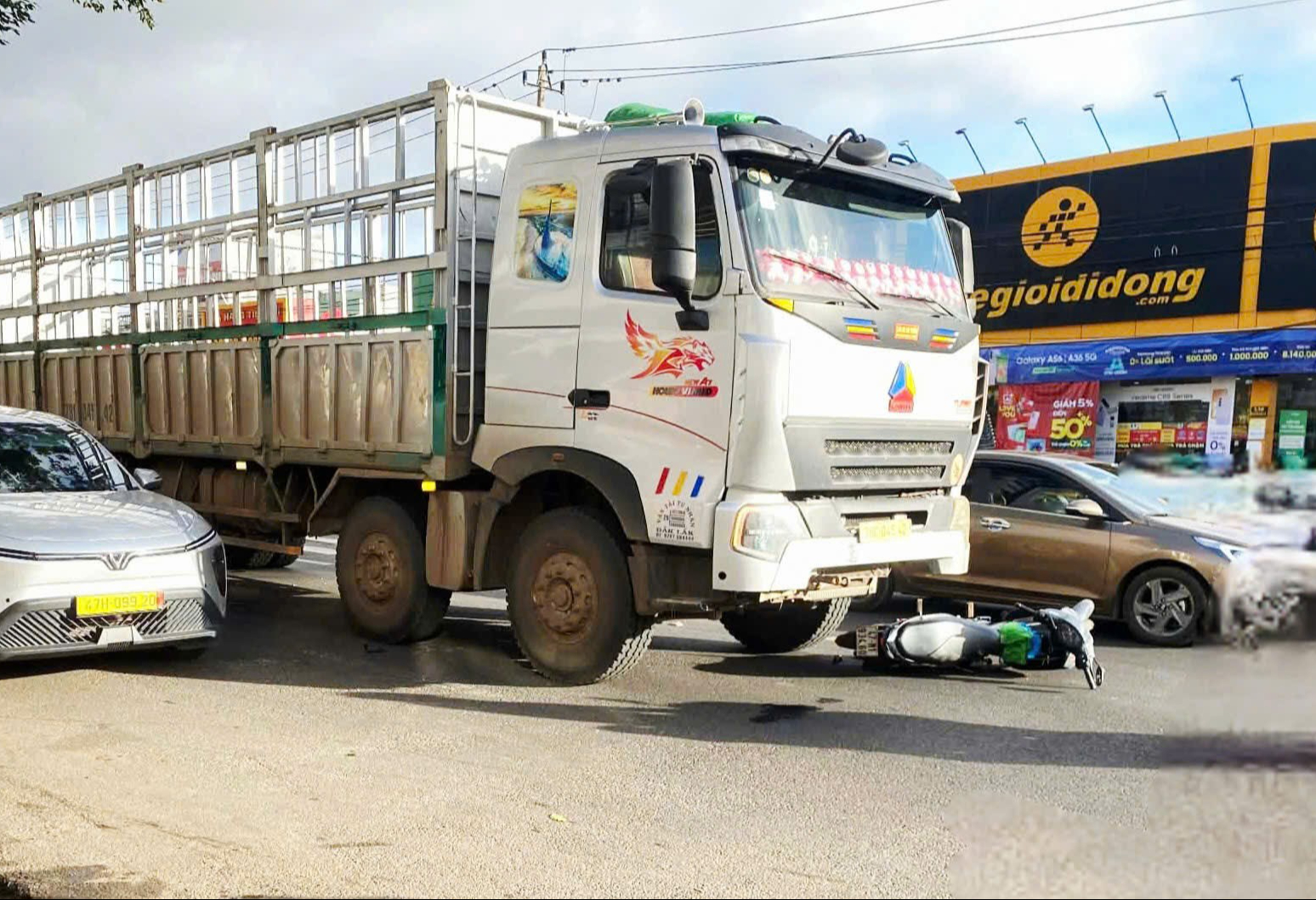 Đắk Lắk: &Ocirc; t&ocirc; tải va chạm xe m&aacute;y khiến một phụ nữ tử vong thương t&acirc;m- Ảnh 1.