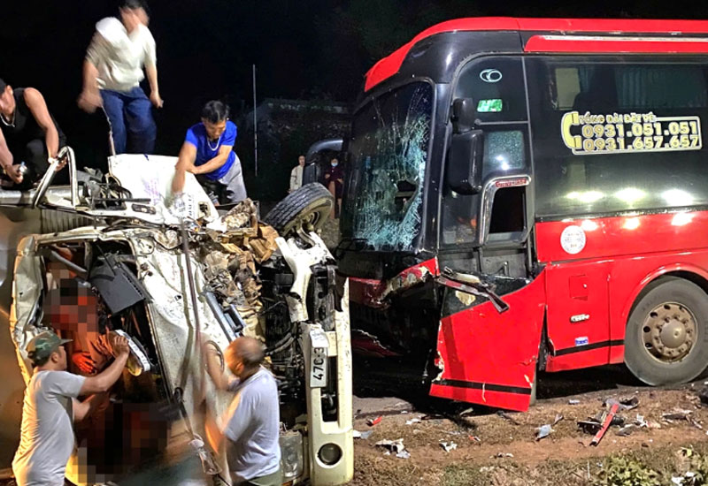 Người d&acirc;n ph&aacute; cửa cứu t&agrave;i xế bị mắc kẹt trong cabin.