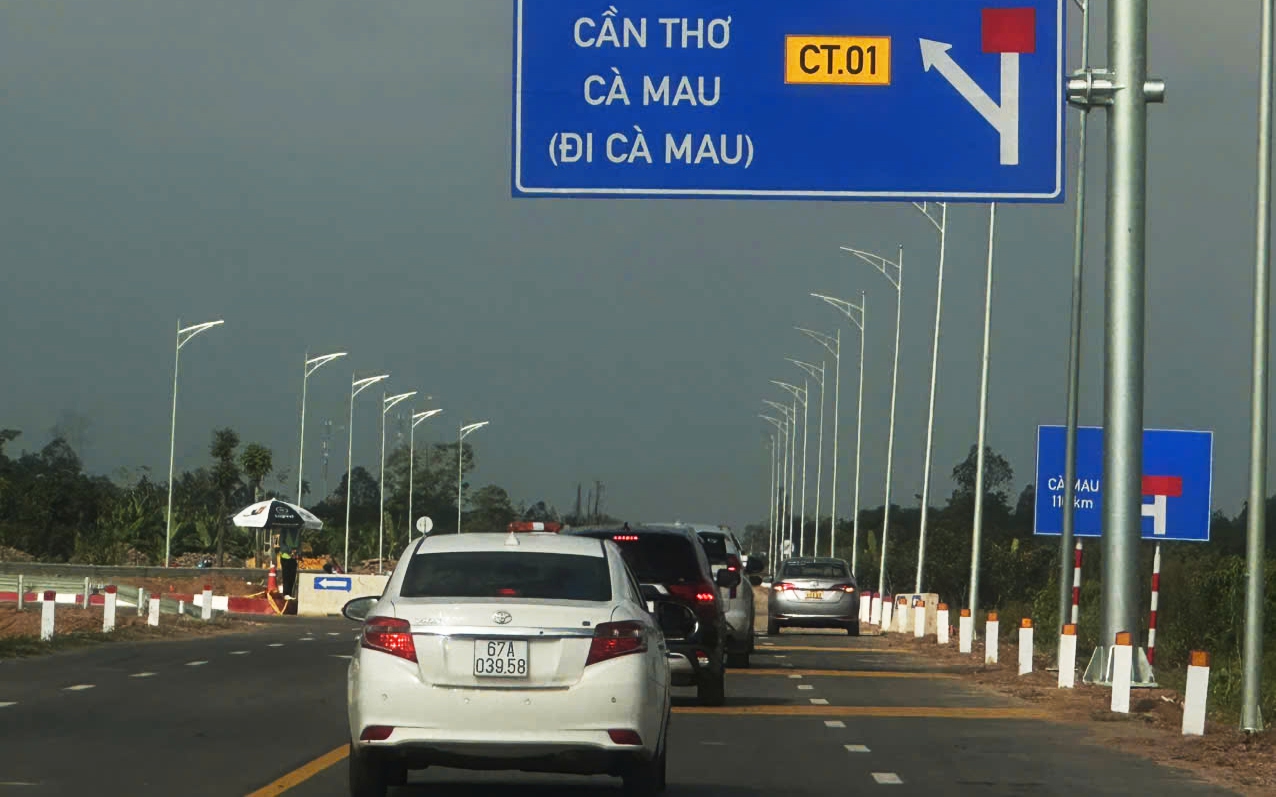 Người d&acirc;n phấn khởi ng&agrave;y đầu cao tốc Cần Thơ - Hậu Giang đưa v&agrave;o khai th&aacute;c