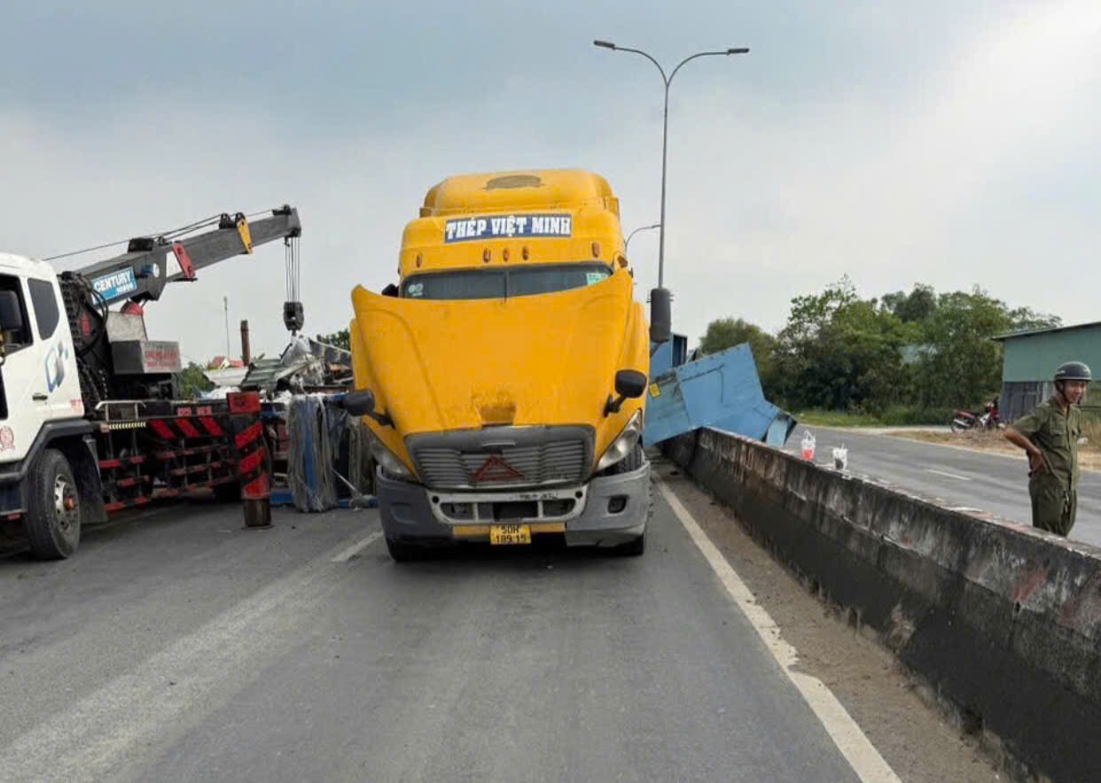 Container đứt d&acirc;y chằng, h&agrave;ng rơi chắn ngang đường, giao th&ocirc;ng &ugrave;n ứ- Ảnh 1.