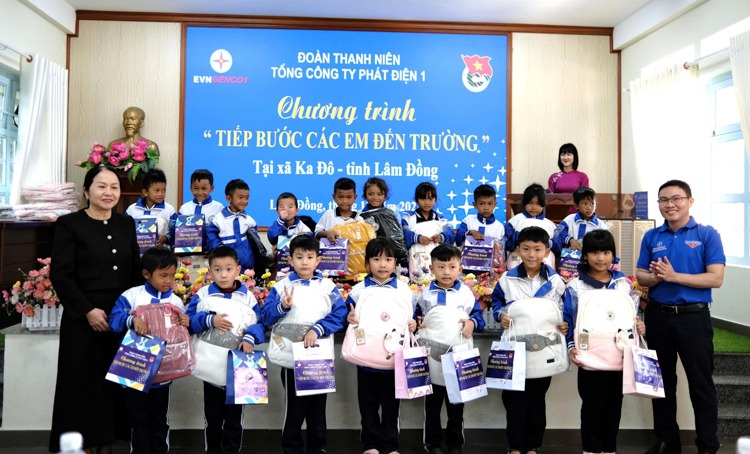 "Tiếp bước c&aacute;c em đến trường" - Dấu ấn nghĩa t&igrave;nh của tuổi trẻ EVNGENCO1 tại L&acirc;m Đồng- Ảnh 1.