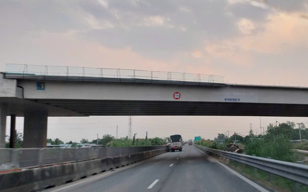 Ho&agrave;n th&agrave;nh lao lắp nhịp cầu vượt băng qua cao tốc Trung Lương - Mỹ Thuận