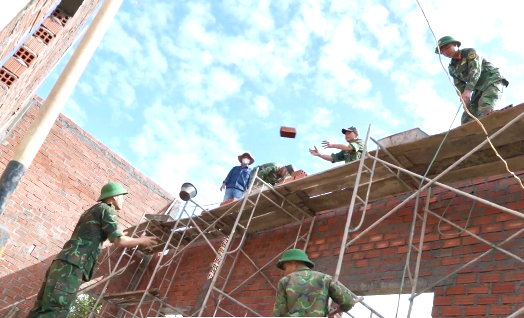 Bộ đội Gia Lai dựng nhà cho dân vùng lũ trong ngày 22/12- Ảnh 1. Bộ đội Gia Lai dựng nhà cho dân vùng lũ trong ngày 22/12- Ảnh 1.