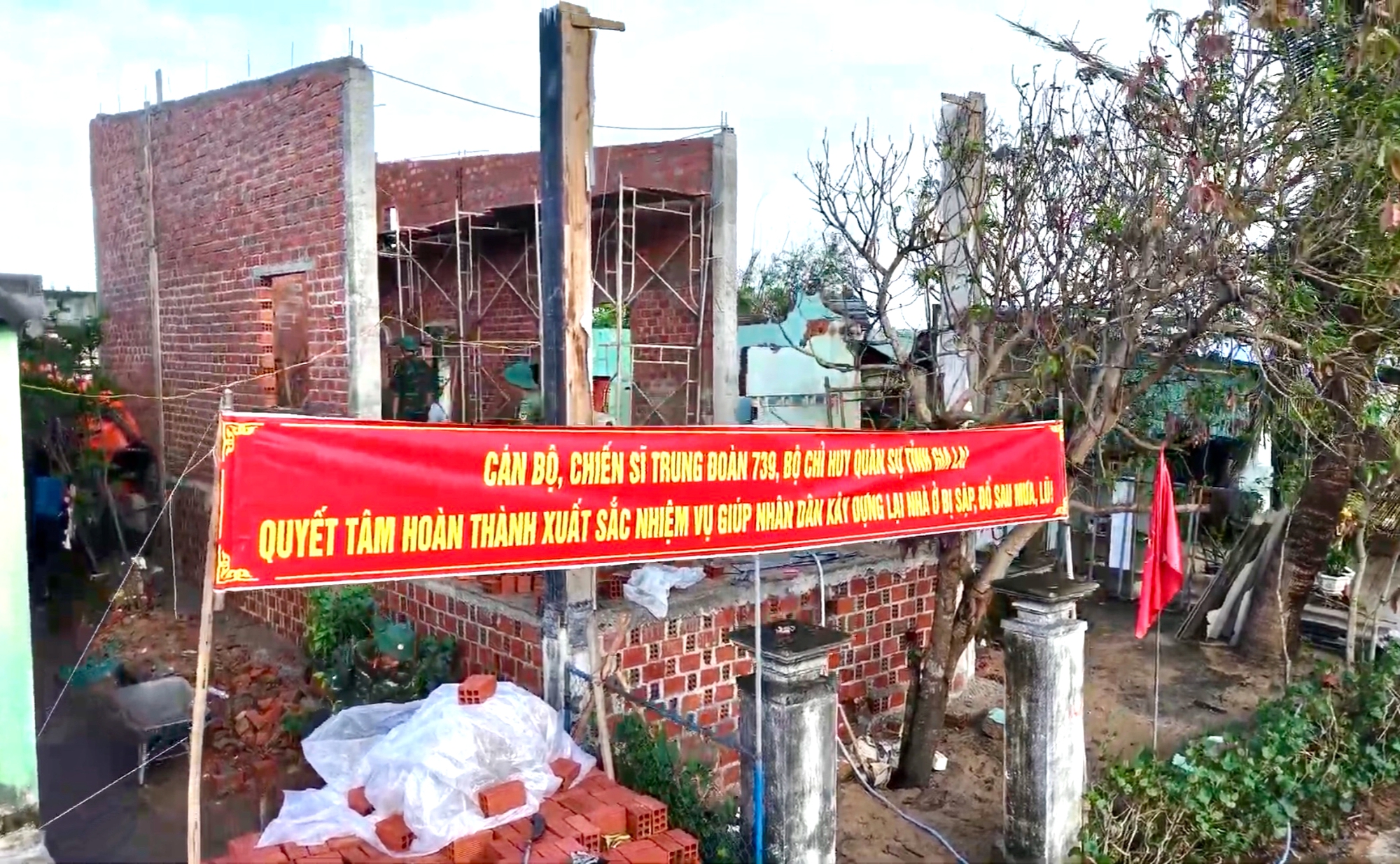 Bộ đội Gia Lai dựng nhà cho dân vùng lũ trong ngày 22/12- Ảnh 3. Bộ đội Gia Lai dựng nhà cho dân vùng lũ trong ngày 22/12- Ảnh 3.