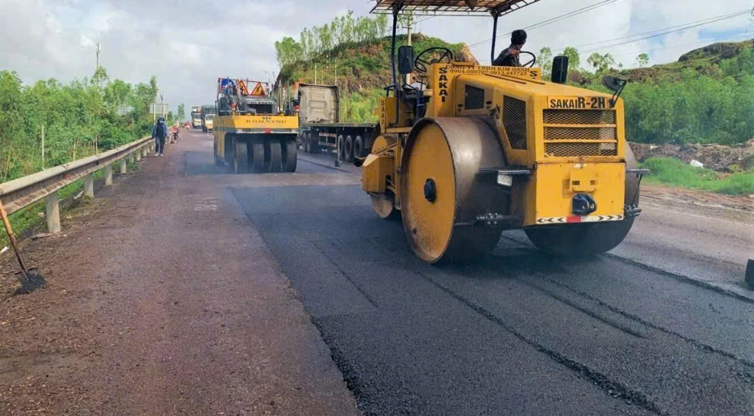 Khẩn trương sửa chữa hư hỏng, đảm bảo an to&agrave;n c&aacute;c tuyến quốc lộ qua Gia Lai- Ảnh 1.