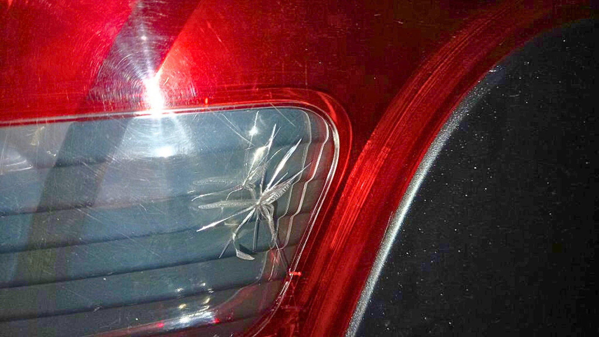 Mặt đèn ô tô bị nứt xử lý ra sao?- Ảnh 1.