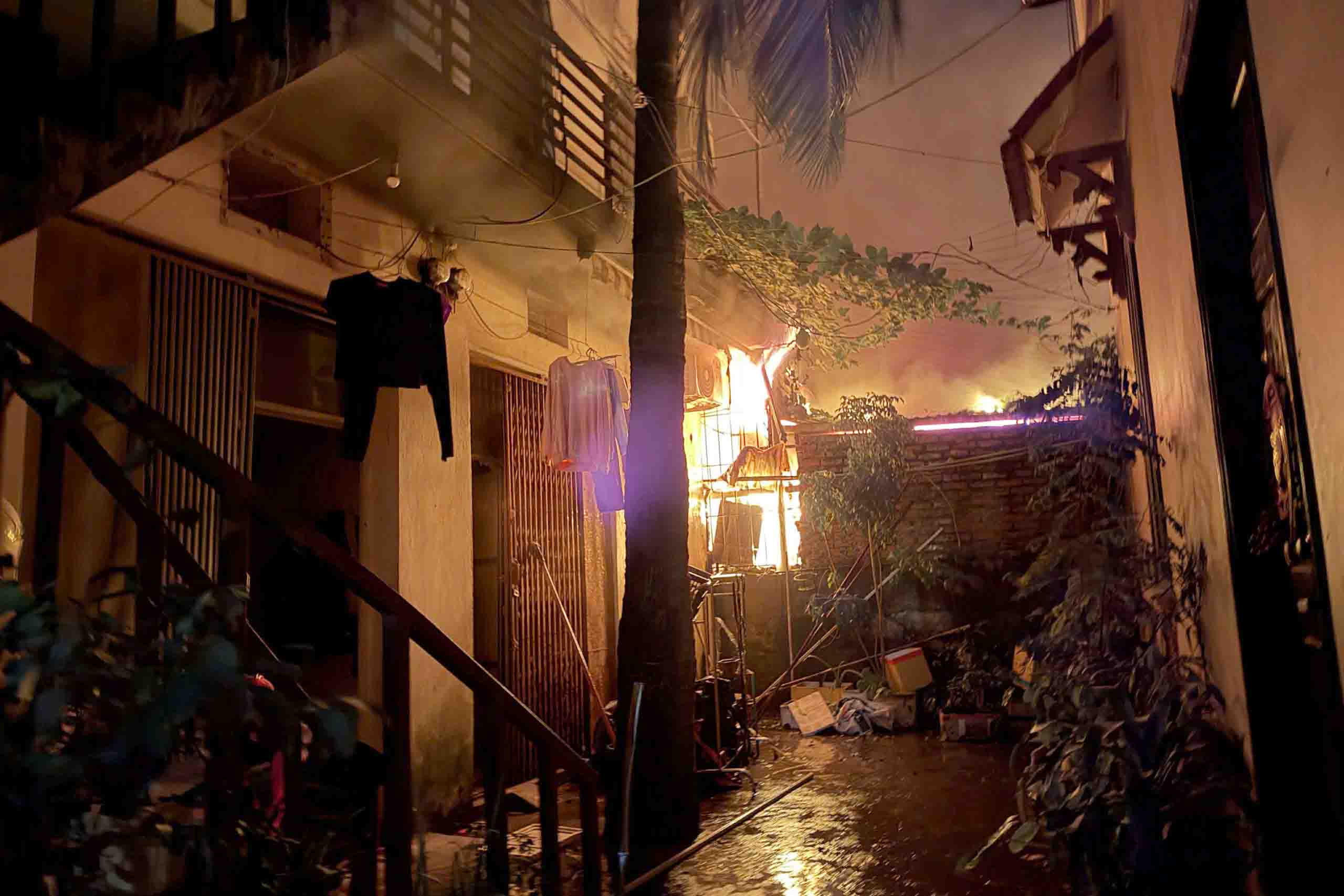 H&agrave; Nội: Hơn 50 cảnh s&aacute;t dập đ&aacute;m ch&aacute;y d&atilde;y kiot ở chợ Xanh- Ảnh 1.