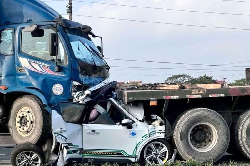 Chiếc &ocirc; t&ocirc; con biến dạng ho&agrave;n to&agrave;n sau vụ tai nạn.