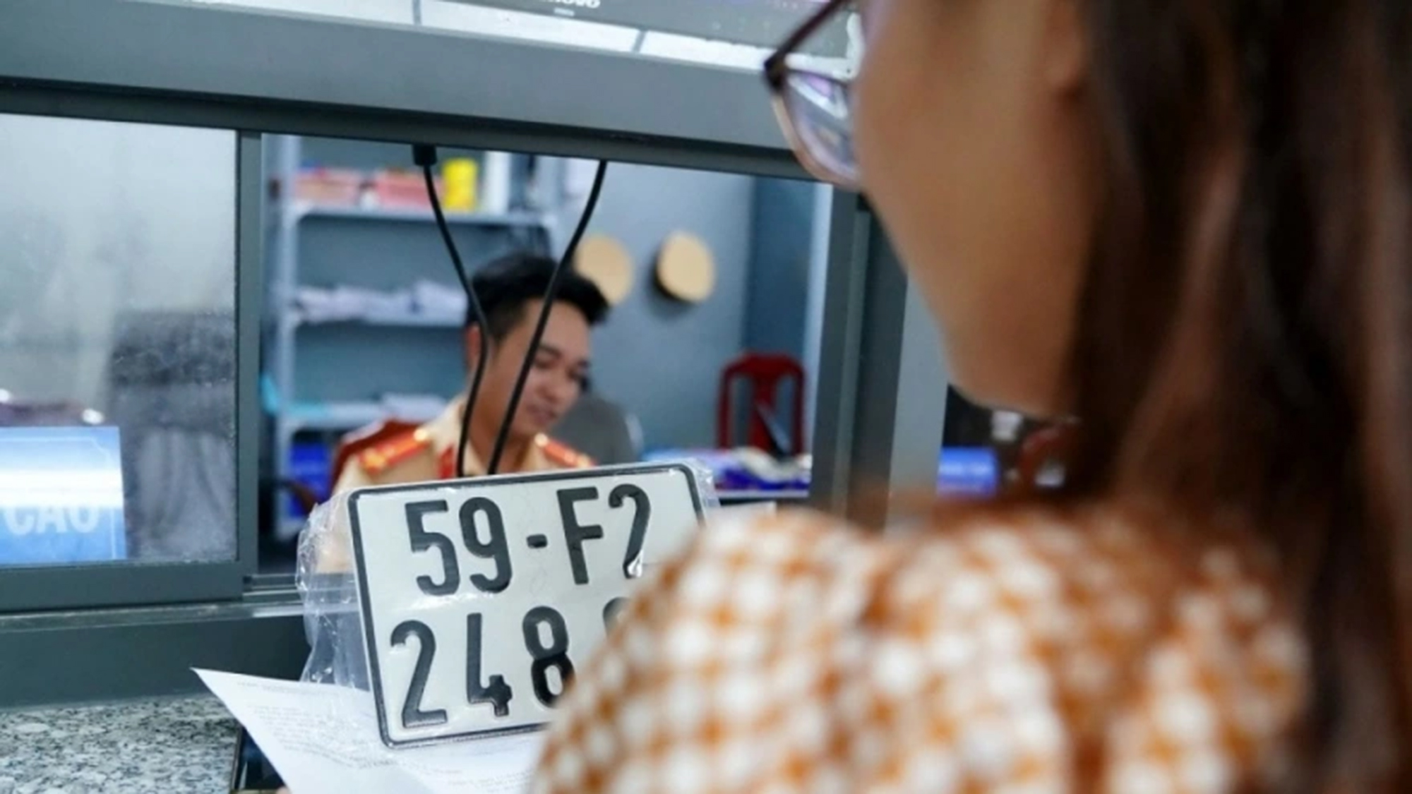 B&aacute;n xe kh&ocirc;ng nộp lại biển số cho CSGT c&oacute; bị xử phạt?- Ảnh 1.