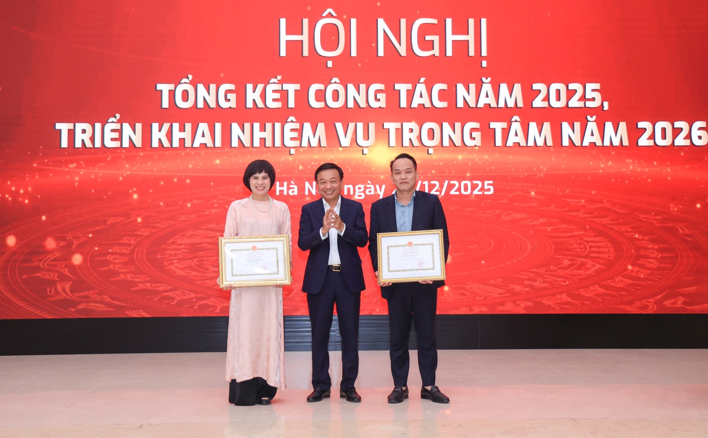 Báo Xây dựng phải đi đầu trong thông tin về lĩnh vực xây dựng và giao thông- Ảnh 3. Thứ trưởng Bộ Xây dựng Nguyễn Danh Huy trao tặng Bằng khen của Bộ trưởng Bộ Xây dựng cho 1 tập thể và 1 cá nhân của Báo Xây dựng.