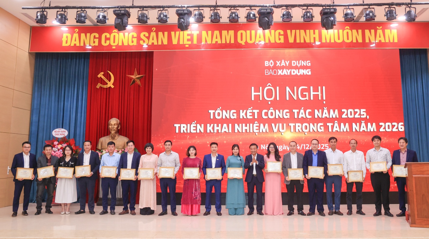 Báo Xây dựng phải đi đầu trong thông tin về lĩnh vực xây dựng và giao thông- Ảnh 4. Thứ trưởng Nguyễn Danh Huy tặng danh hiệu danh hiệu Chiến sĩ thi đua cấp cơ sở cho 23 cán bộ, phóng viên, người lao động Báo Xây dựng.JPG