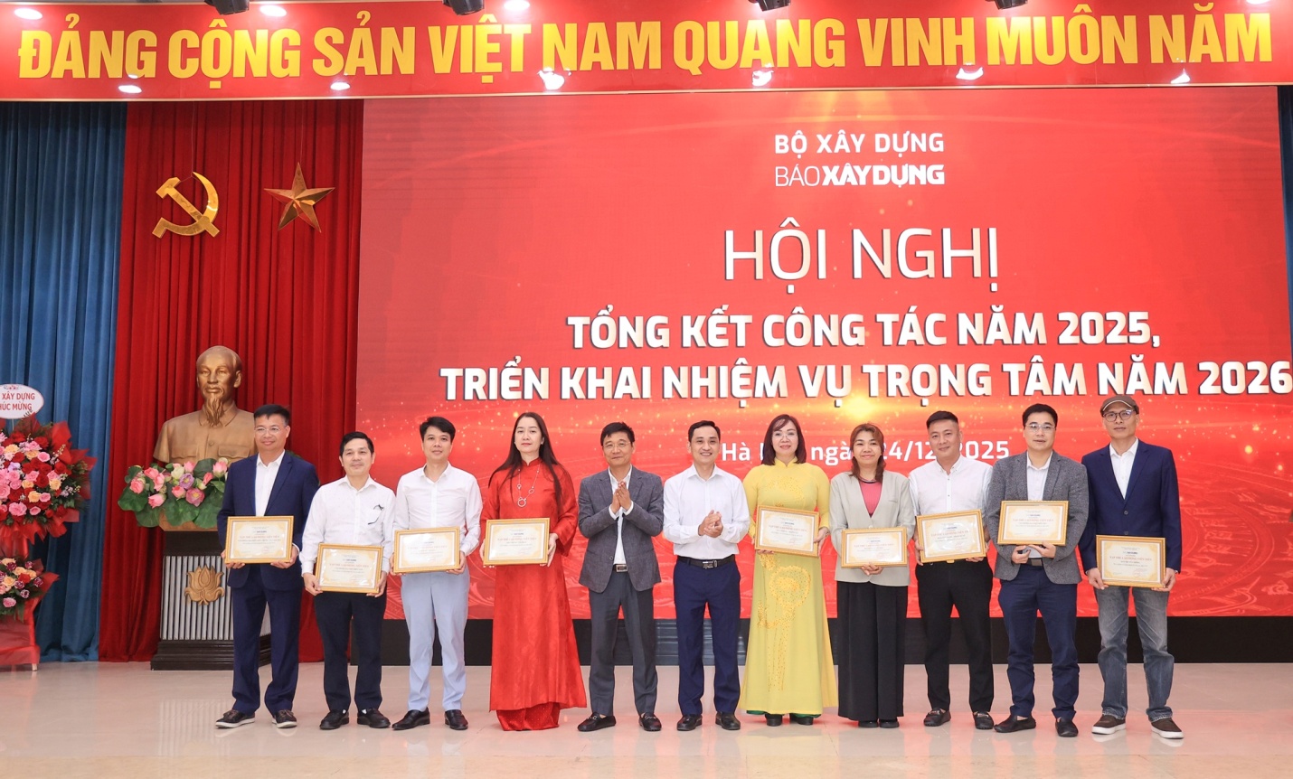 Báo Xây dựng phải đi đầu trong thông tin về lĩnh vực xây dựng và giao thông- Ảnh 5. Chủ tịch Công đoàn La Đức Hùng và Phó Tổng biên tập Nguyễn Đức Thắng trao tặng danh hiệu Tập thể lao động tiên tiến cho 9 tập thể của Báo Xây dựng.
