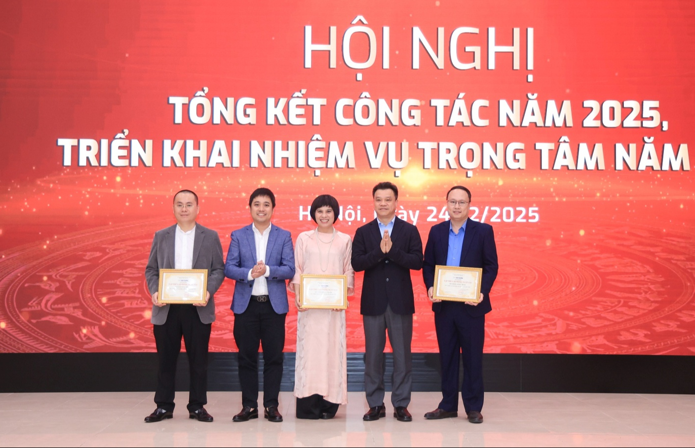 Báo Xây dựng phải đi đầu trong thông tin về lĩnh vực xây dựng và giao thông- Ảnh 6. Phó chủ tịch thường trực Công đoàn Xây dựng Nguyễn Thanh Tùng và Phó Tổng biên tập Nguyễn Sơn Tùng trao tặng danh hiệu Tập thể lao động xuất sắc cho 3 tập thể của Báo Xây dựng.