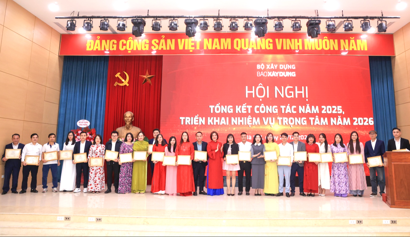 Báo Xây dựng phải đi đầu trong thông tin về lĩnh vực xây dựng và giao thông- Ảnh 7. Tổng biên tập Nguyễn Hồng Nga trao tặng Giấy khen cho 8 tập thể và 33 cá nhân của Báo Xây dựng có nhiều nỗ lực, cố gắng trong công tác năm 2025.