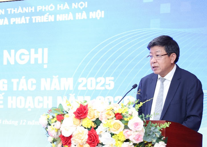 Handico: Ghi dấu ấn trong phát triển nhà ở xã hội trên địa bàn Thủ đô- Ảnh 1. A person standing at a podium with flowers AI-generated content may be incorrect.