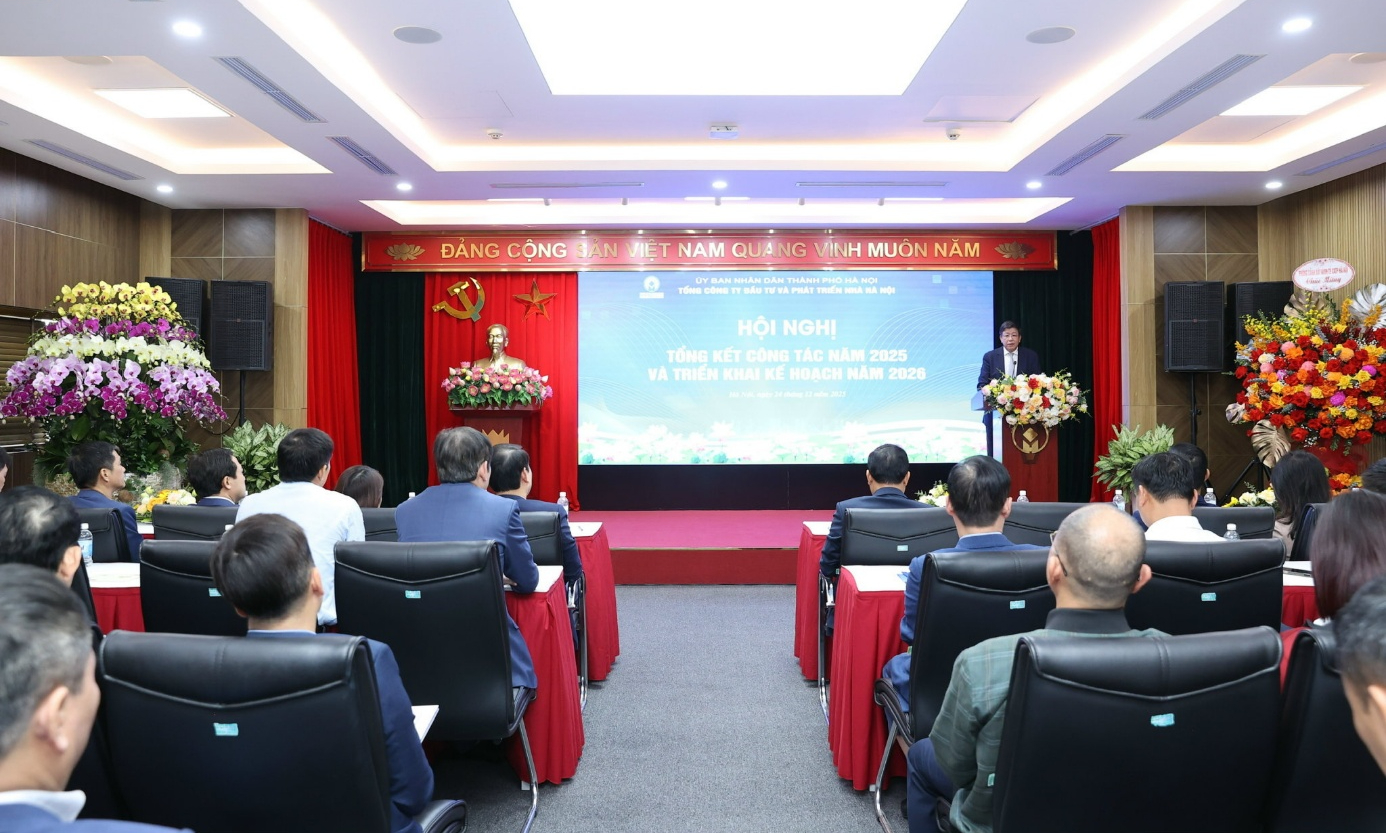 Handico: Ghi dấu ấn trong phát triển nhà ở xã hội trên địa bàn Thủ đô- Ảnh 4. A person standing in front of a screen AI-generated content may be incorrect.