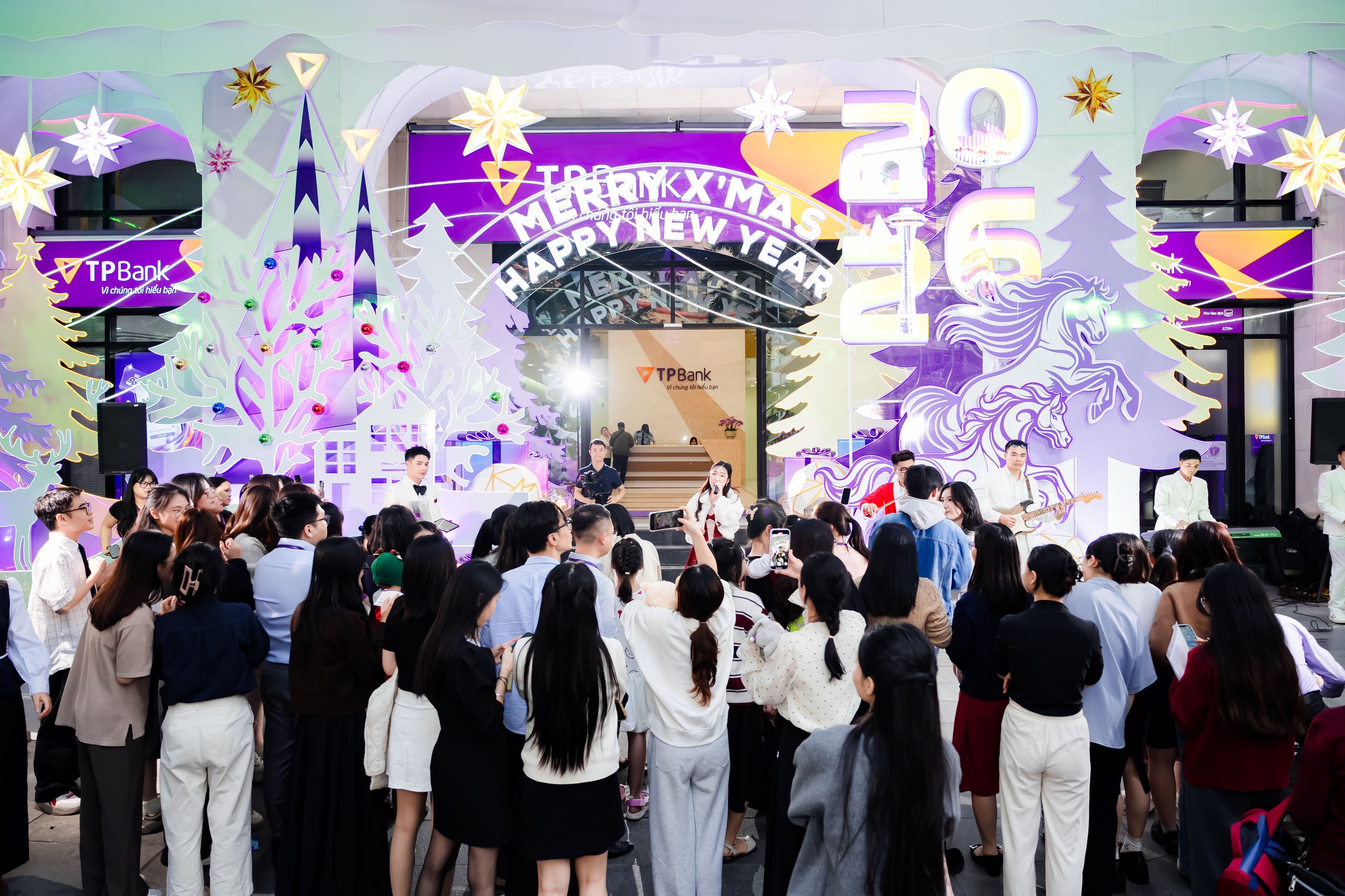 TPBank thắp sáng Giáng sinh bằng trải nghiệm số và những khoảnh khắc gần gũi- Ảnh 1. TPBank thắp sáng Giáng sinh bằng trải nghiệm số và những khoảnh khắc gần gũi- Ảnh 1.