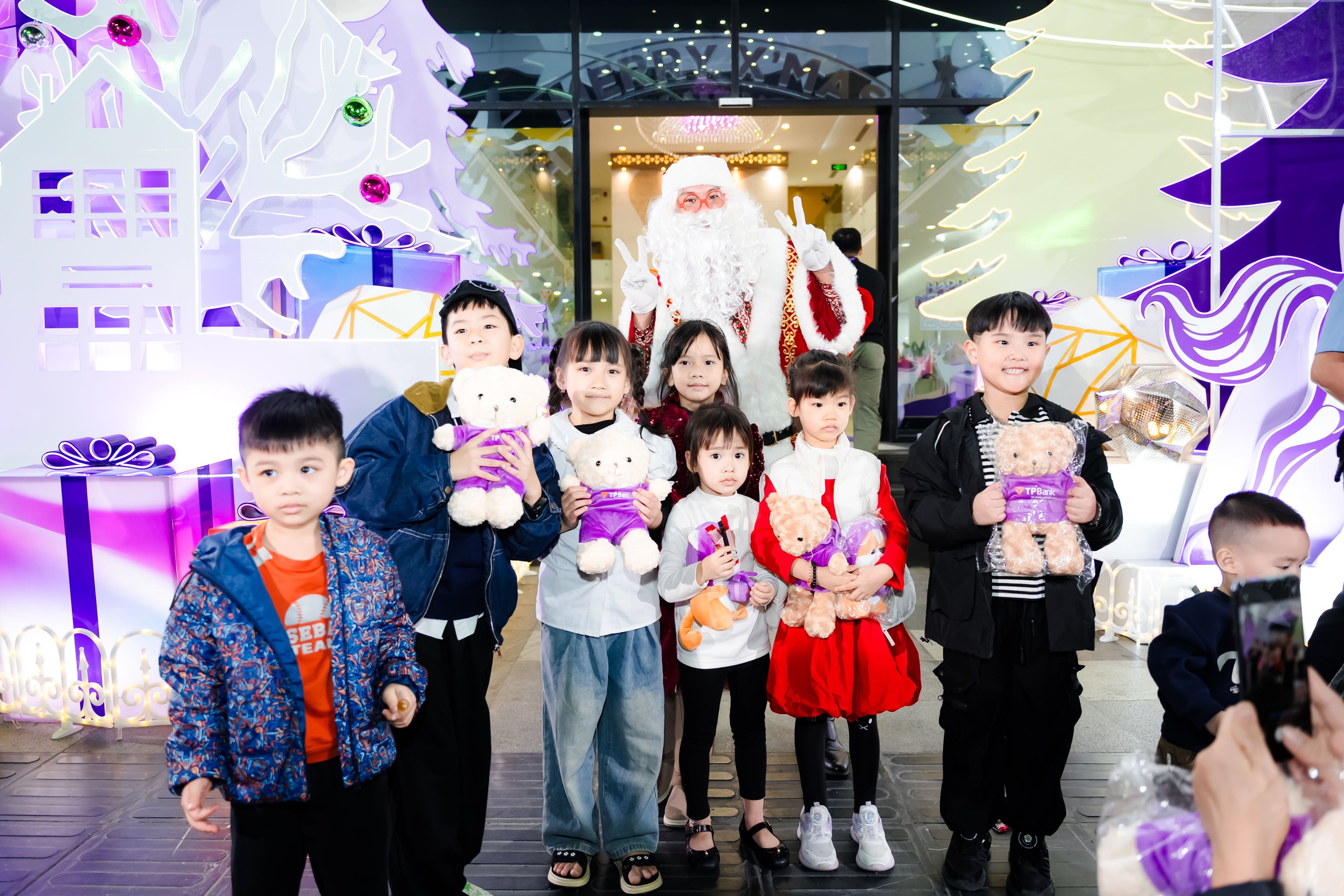 TPBank thắp sáng Giáng sinh bằng trải nghiệm số và những khoảnh khắc gần gũi- Ảnh 3. TPBank thắp sáng Giáng sinh bằng trải nghiệm số và những khoảnh khắc gần gũi- Ảnh 3.