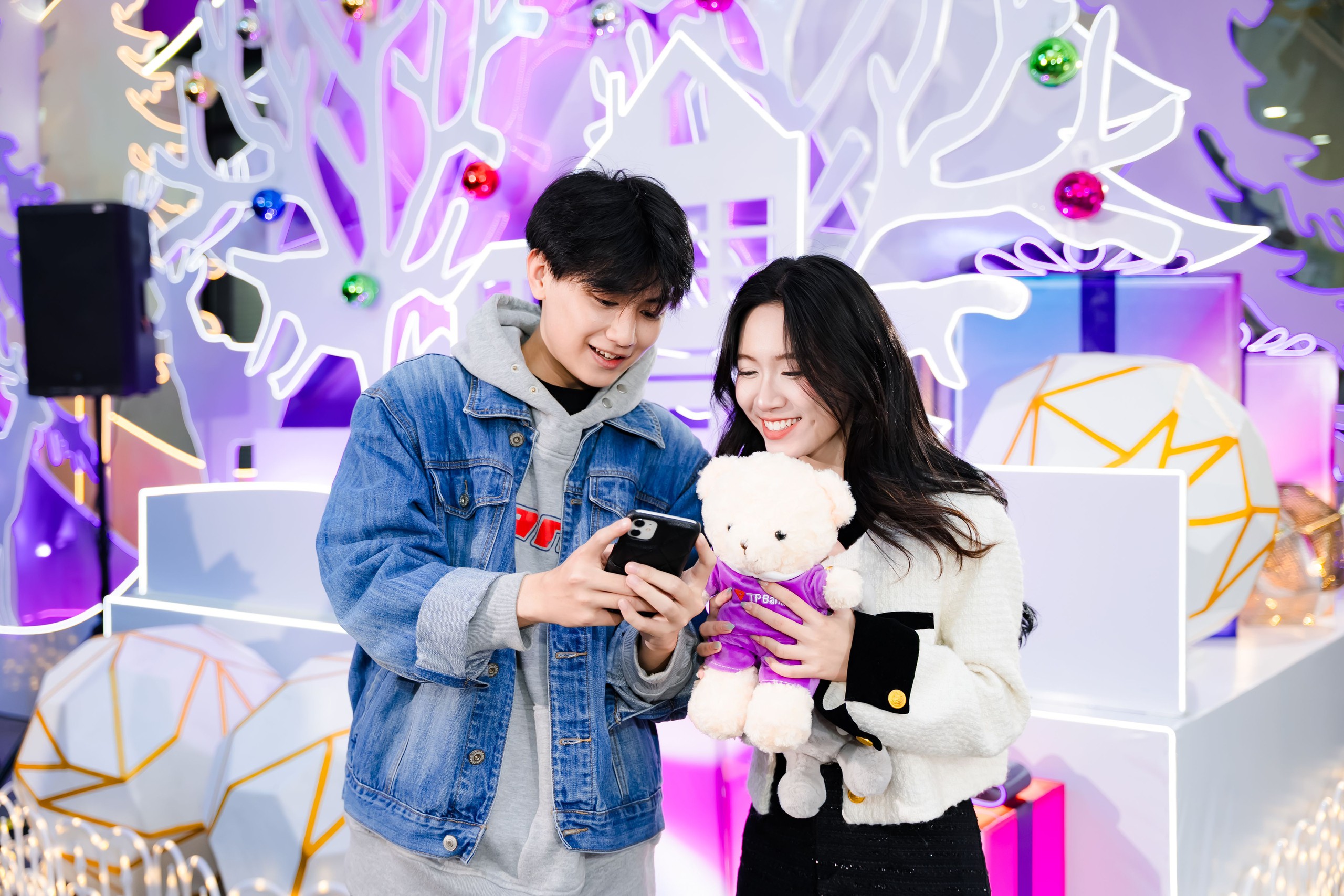 TPBank thắp sáng Giáng sinh bằng trải nghiệm số và những khoảnh khắc gần gũi- Ảnh 5. TPBank thắp sáng Giáng sinh bằng trải nghiệm số và những khoảnh khắc gần gũi- Ảnh 5.