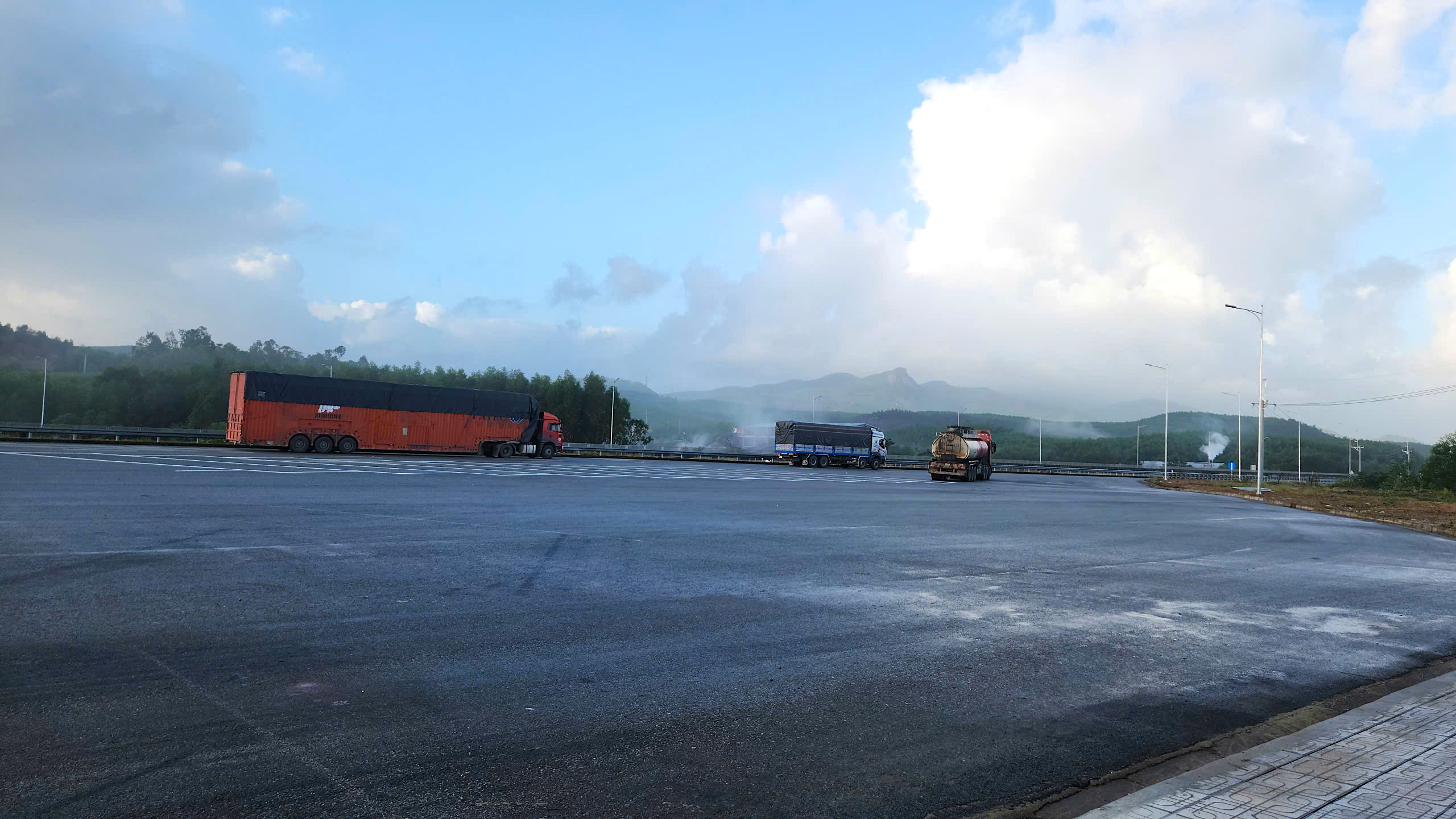 Cận cảnh điểm dừng xe đầu ti&ecirc;n tr&ecirc;n cao tốc Đ&agrave; Nẵng - Quảng Ng&atilde;i- Ảnh 8.