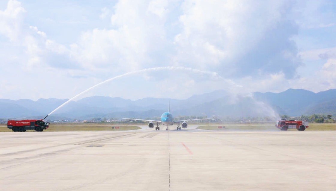 Chuyến bay đầu ti&ecirc;n kết nối TP.HCM - Điện Bi&ecirc;n của Vietnam Airlines ch&iacute;nh thức cất c&aacute;nh- Ảnh 1.