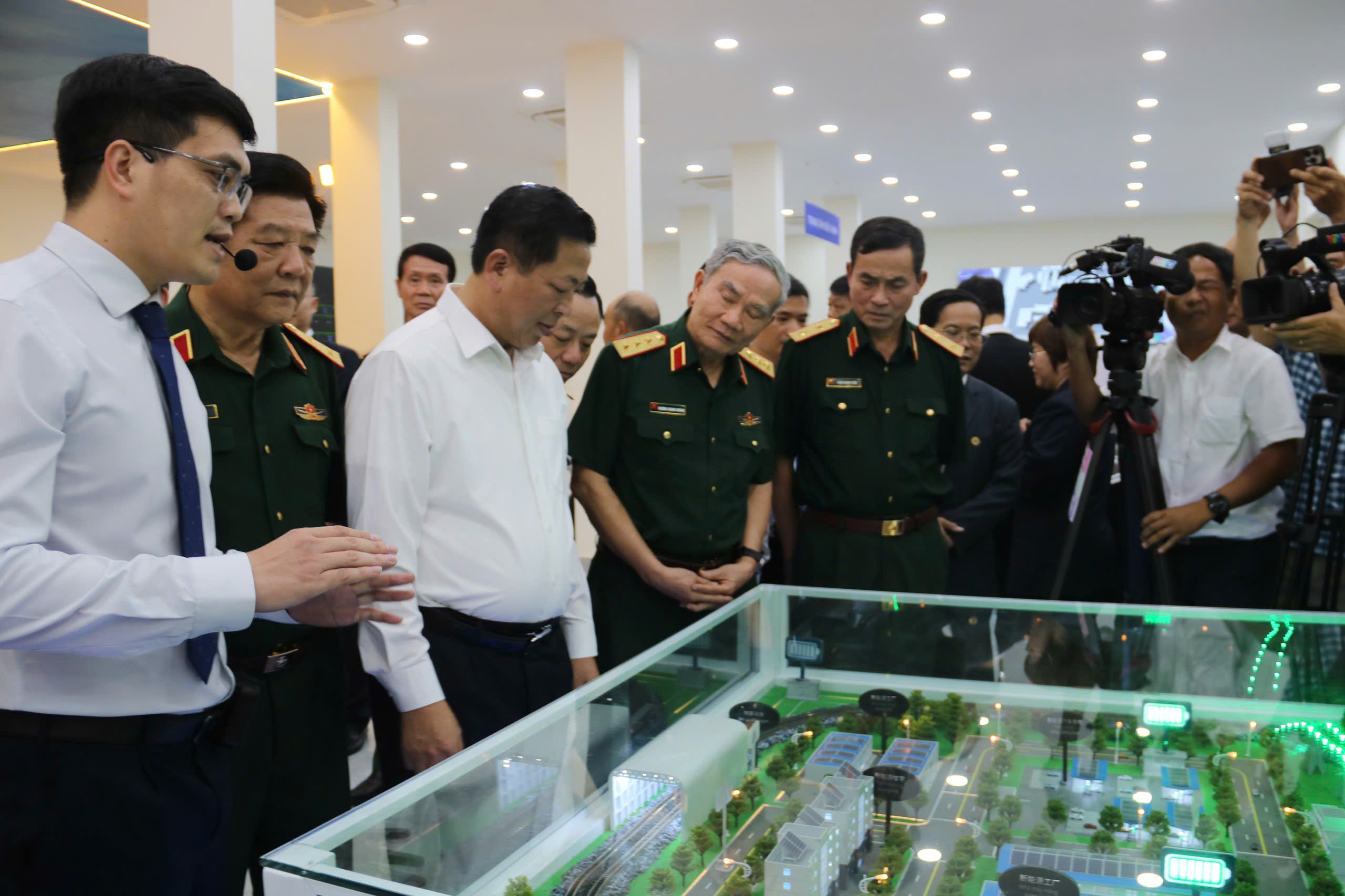 Bộ trưởng Trần Hồng Minh: Ph&ograve;ng m&ocirc; phỏng l&agrave; bước đột ph&aacute; đ&agrave;o tạo nh&acirc;n lực đường sắt- Ảnh 8.