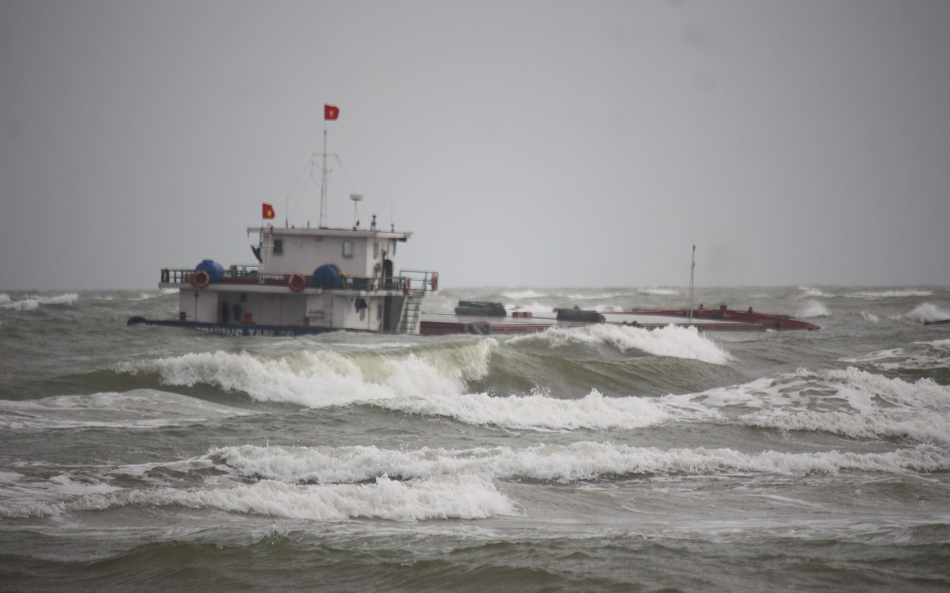 Hiện trường cứu hộ t&agrave;u h&agrave;ng chở hơn 2.350 tấn clinke gặp nạn tại Cửa Việt