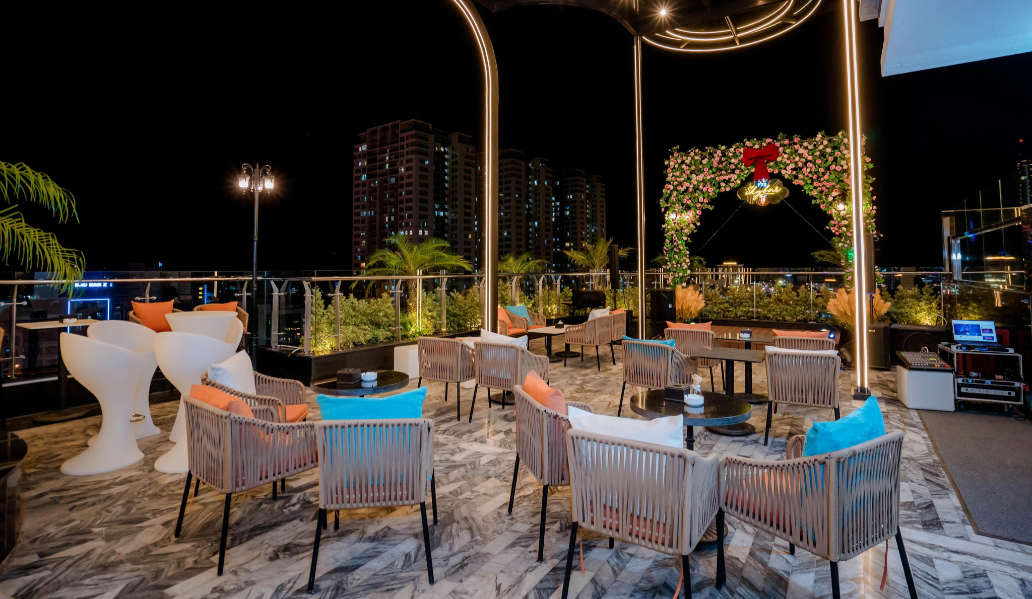 C&aacute;c kh&aacute;ch sạn hối hả sửa soạn cho sự kiện đếm ngược ch&agrave;o năm mới 2026- Ảnh 1.