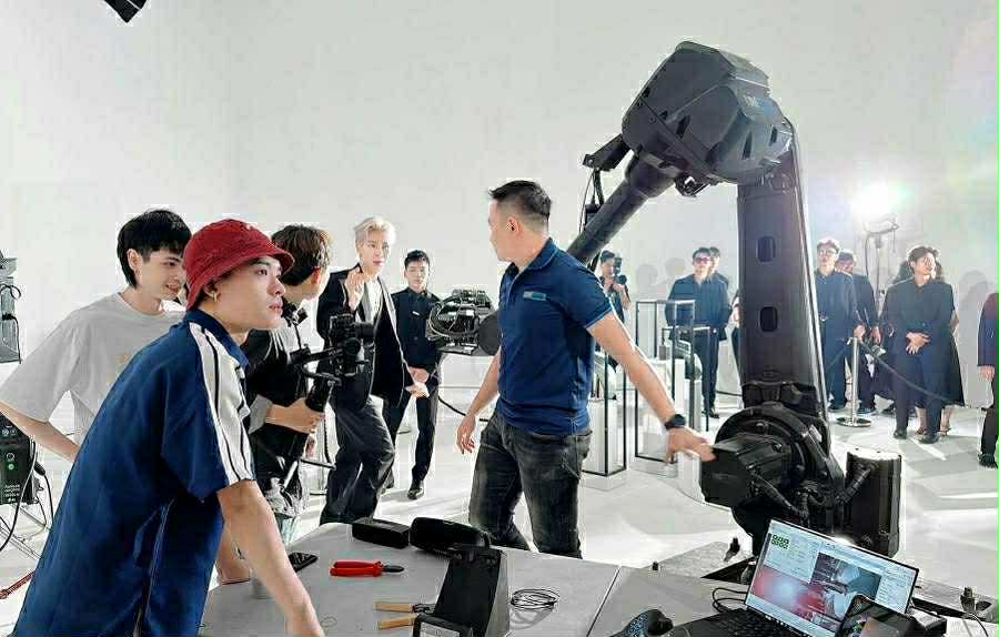 Đạo diễn Phạm Vĩnh Khương mang điện ảnh AI và ảo thuật lên sân khấu- Ảnh 7. Đạo diễn Phạm Vĩnh Khương mang điện ảnh AI và ảo thuật lên sân khấu- Ảnh 7.