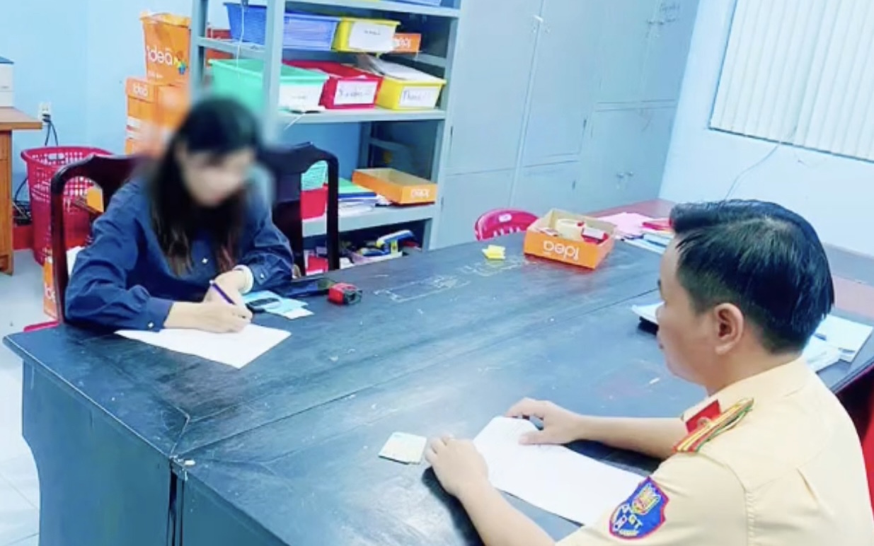 Từ clip kh&ocirc;ng bật xi nhan &ocirc; t&ocirc; khi chuyển hướng, nữ t&agrave;i xế bị CSGT Đồng Nai xử phạt