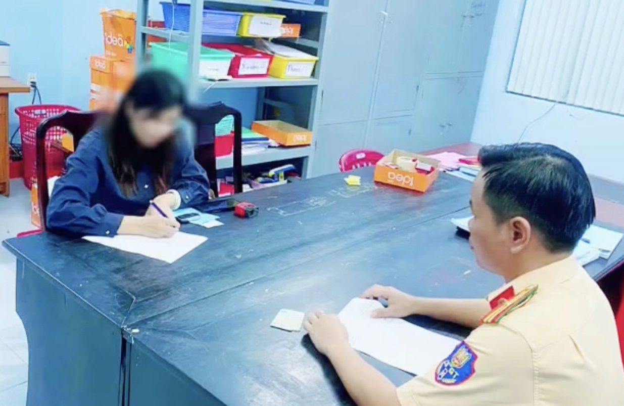 Từ clip kh&ocirc;ng bật xi nhan &ocirc; t&ocirc; khi chuyển hướng, nữ t&agrave;i xế bị CSGT Đồng Nai xử phạt- Ảnh 1.