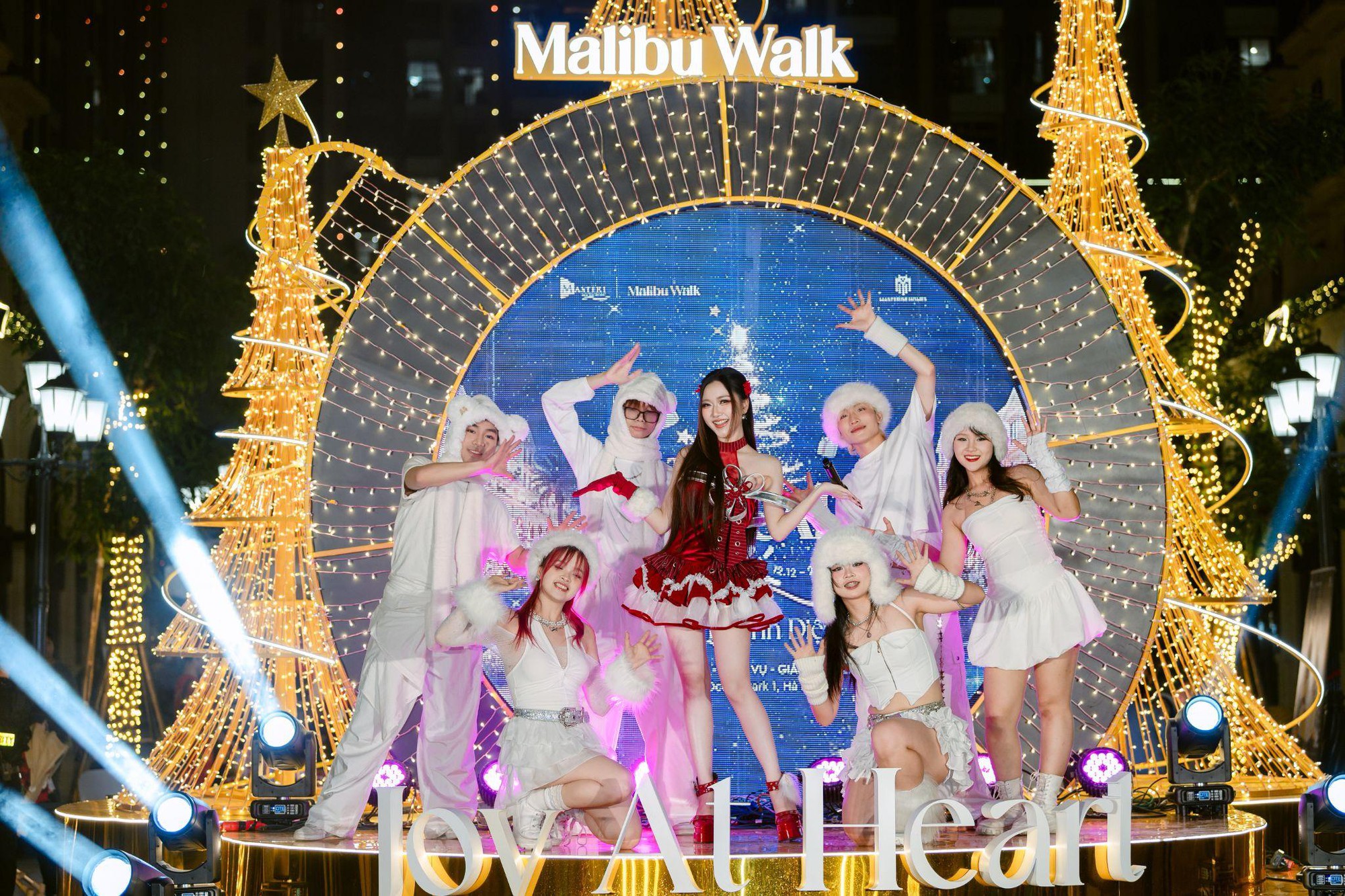 H&agrave;ng ng&agrave;n du kh&aacute;ch đổ về Malibu Walk - trung t&acirc;m Ocean Park 1 dịp Noel 2025- Ảnh 2.