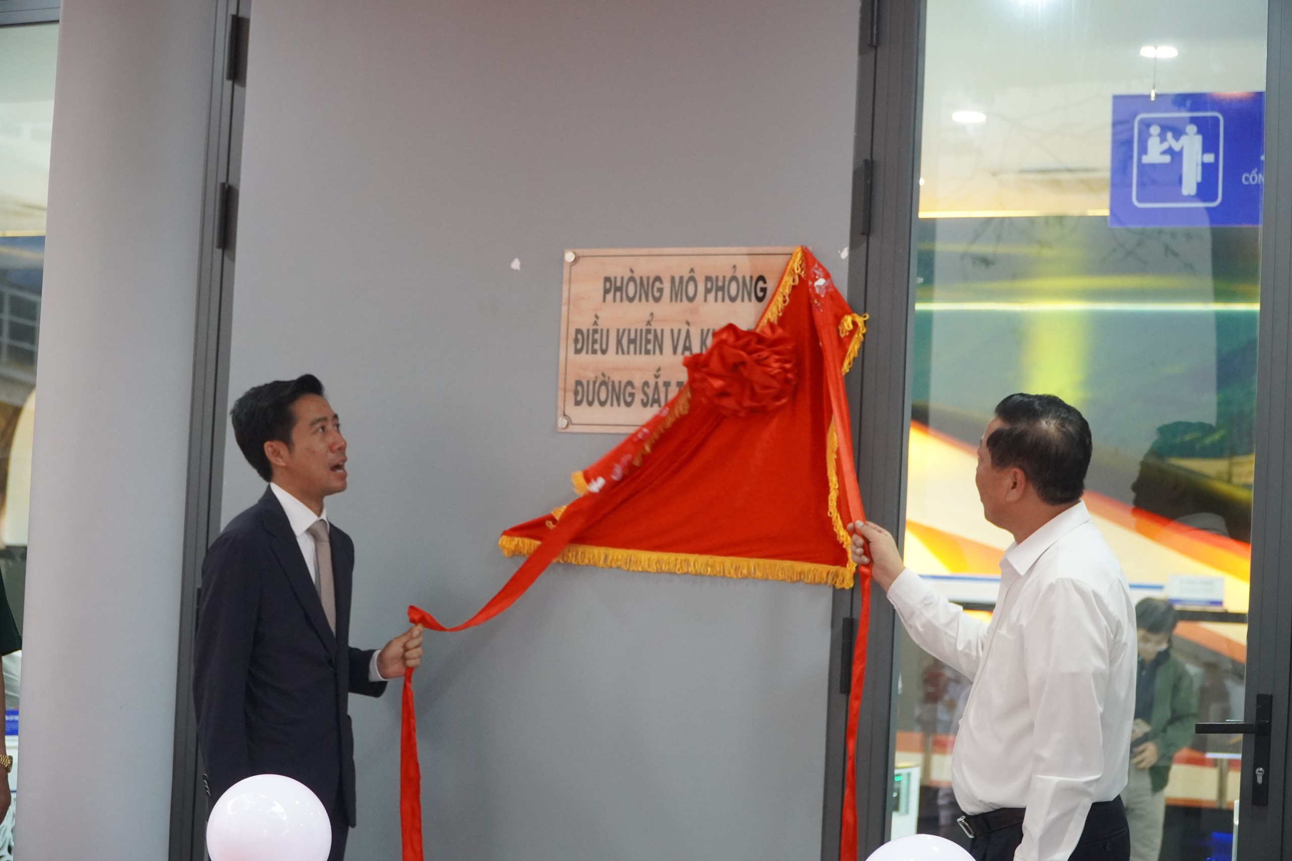 Bộ trưởng Trần Hồng Minh: Ph&ograve;ng m&ocirc; phỏng l&agrave; bước đột ph&aacute; đ&agrave;o tạo nh&acirc;n lực đường sắt- Ảnh 5.