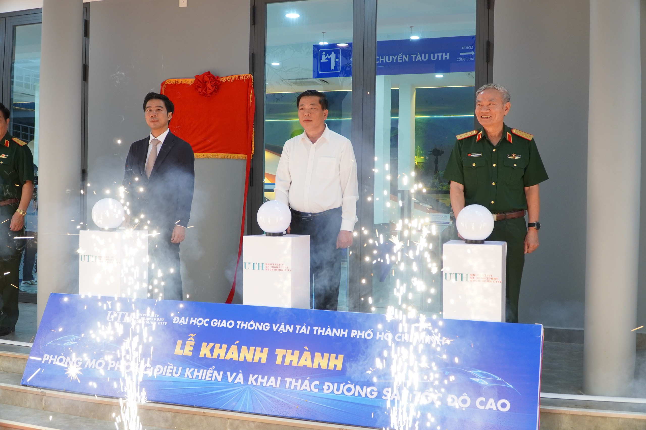 Bộ trưởng Trần Hồng Minh: Ph&ograve;ng m&ocirc; phỏng l&agrave; bước đột ph&aacute; đ&agrave;o tạo nh&acirc;n lực đường sắt- Ảnh 4.