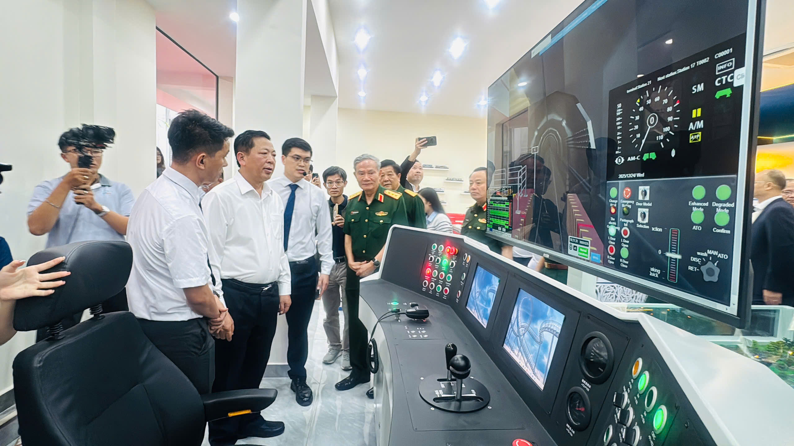 Bộ trưởng Trần Hồng Minh: Ph&ograve;ng m&ocirc; phỏng l&agrave; bước đột ph&aacute; đ&agrave;o tạo nh&acirc;n lực đường sắt- Ảnh 12.