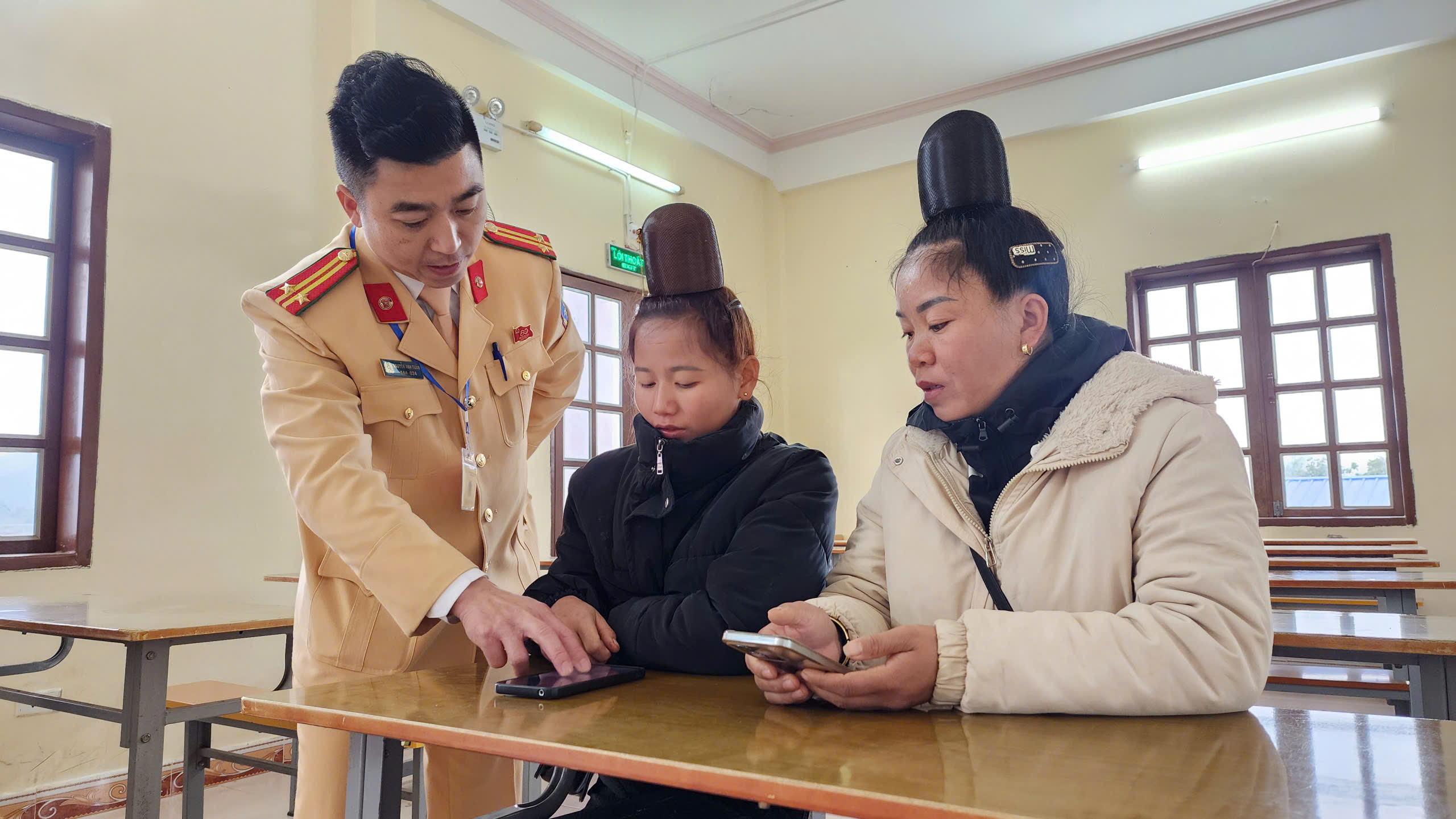 Cảnh sát giao thông Sơn La tận tình, thí sinh phấn khởi khi sát hạch giấy phép lái xe- Ảnh 9. Cảnh sát giao thông Sơn La tận tình, thí sinh phấn khởi khi sát hạch giấy phép lái xe- Ảnh 9.