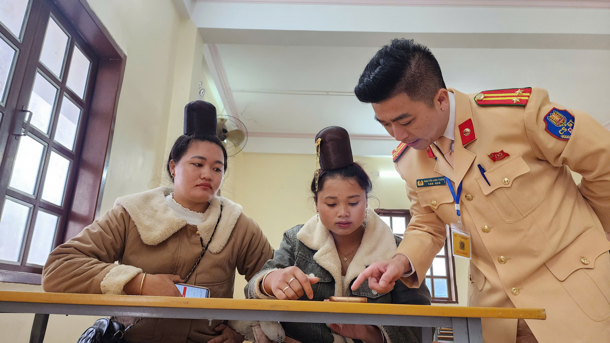 Cảnh sát giao thông Sơn La tận tình, thí sinh phấn khởi khi sát hạch giấy phép lái xe- Ảnh 10. Cảnh sát giao thông Sơn La tận tình, thí sinh phấn khởi khi sát hạch giấy phép lái xe- Ảnh 10.