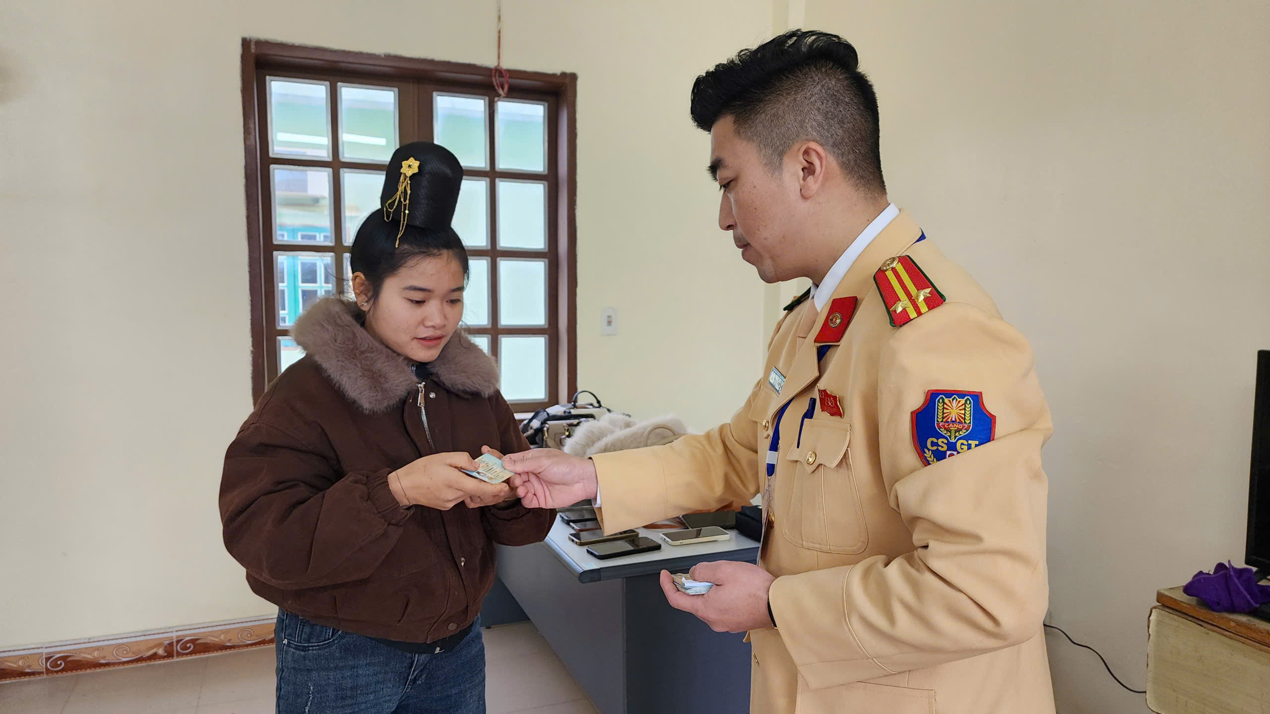 Cảnh sát giao thông Sơn La tận tình, thí sinh phấn khởi khi sát hạch giấy phép lái xe- Ảnh 12. Cảnh sát giao thông Sơn La tận tình, thí sinh phấn khởi khi sát hạch giấy phép lái xe- Ảnh 12.