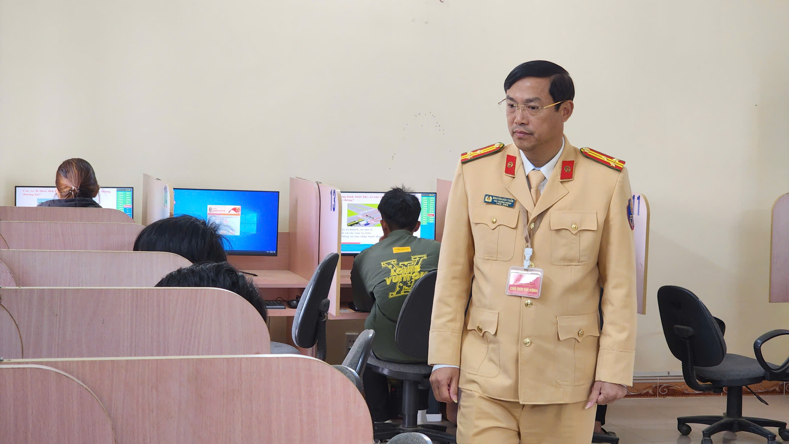 Cảnh sát giao thông Sơn La tận tình, thí sinh phấn khởi khi sát hạch giấy phép lái xe- Ảnh 15. Cảnh sát giao thông Sơn La tận tình, thí sinh phấn khởi khi sát hạch giấy phép lái xe- Ảnh 15.