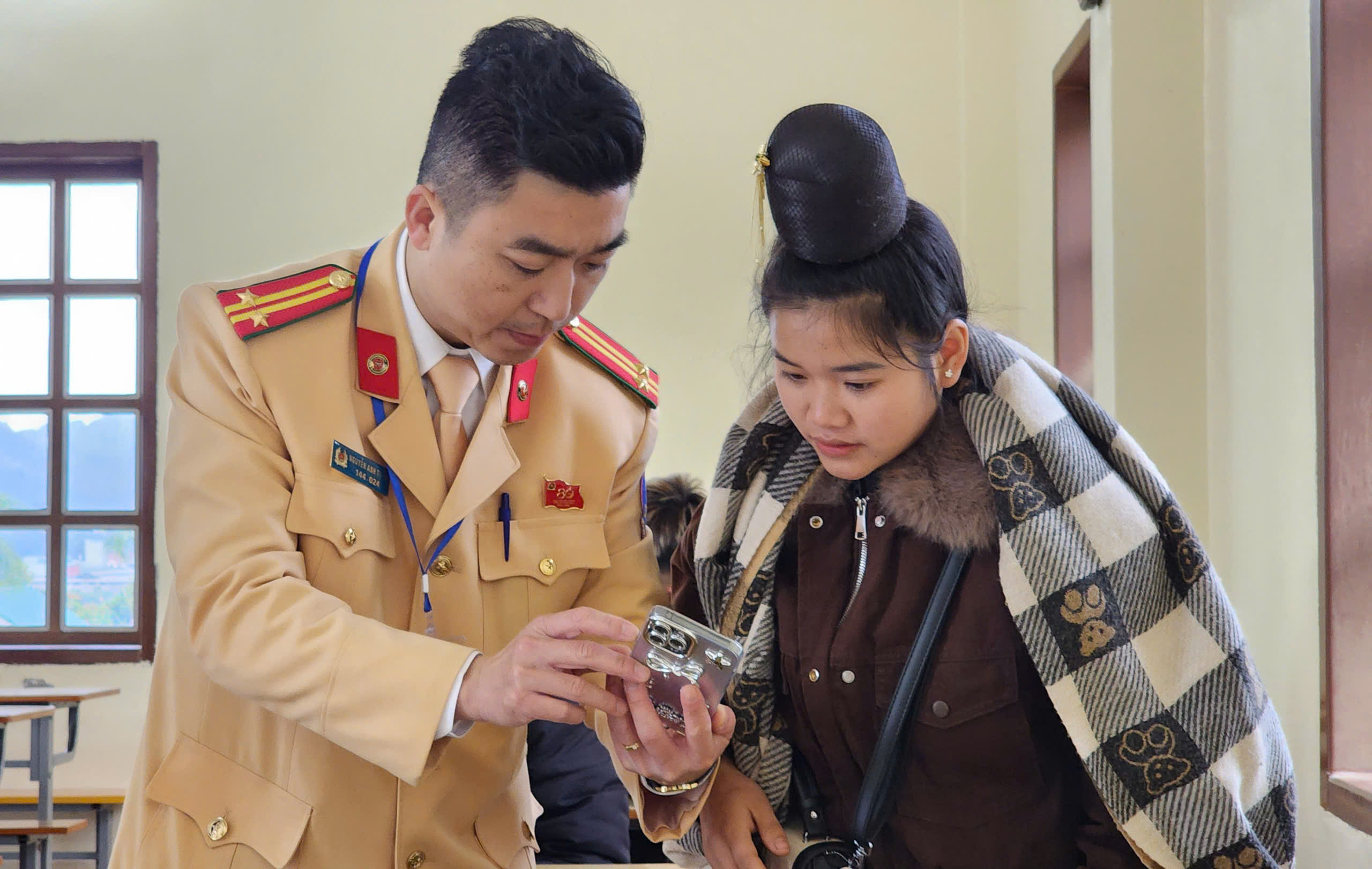 Cảnh sát giao thông Sơn La tận tình, thí sinh phấn khởi khi sát hạch giấy phép lái xe- Ảnh 3. Cảnh sát giao thông Sơn La tận tình, thí sinh phấn khởi khi sát hạch giấy phép lái xe- Ảnh 3.