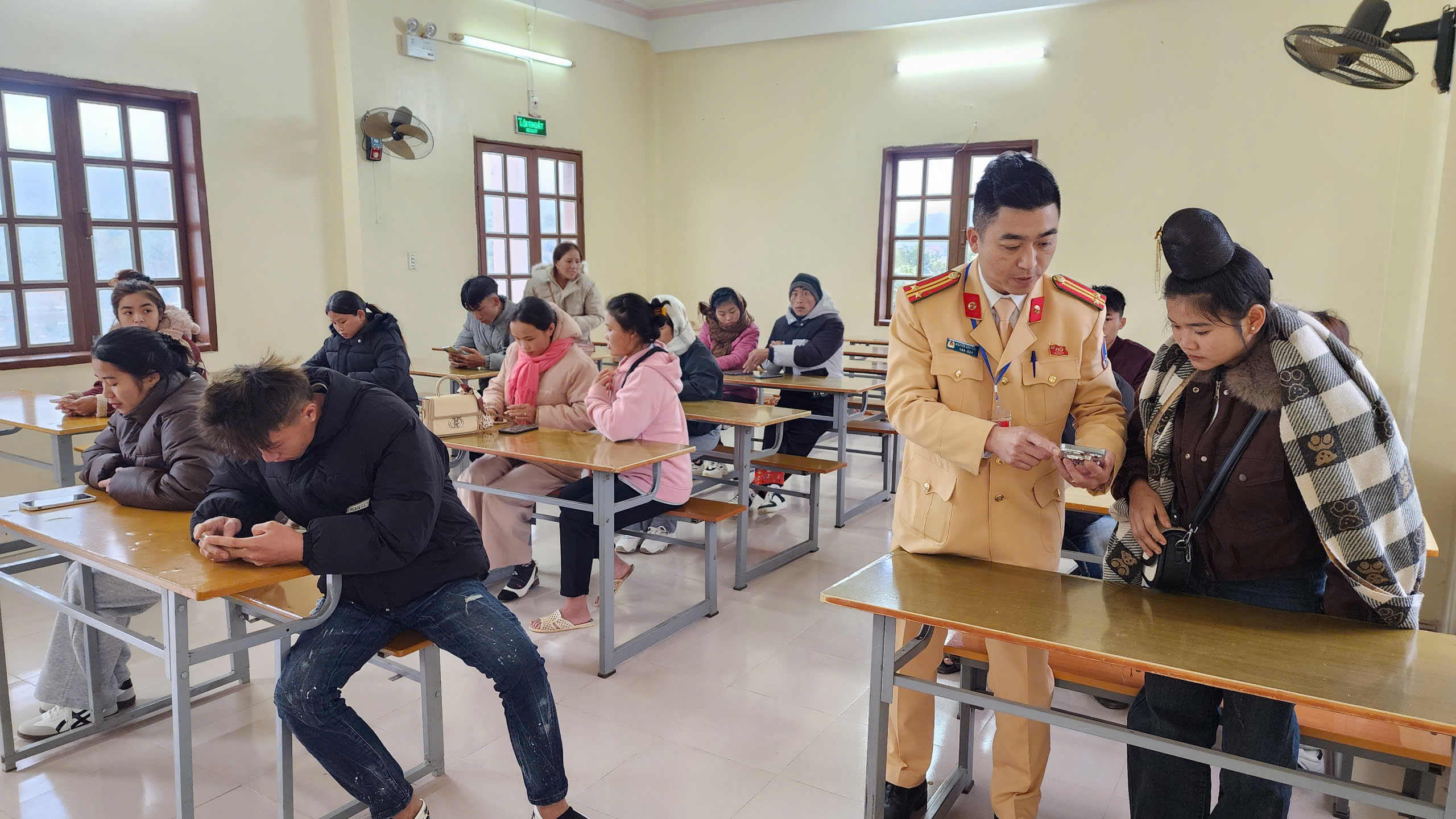 Cảnh sát giao thông Sơn La tận tình, thí sinh phấn khởi khi sát hạch giấy phép lái xe- Ảnh 5. Cảnh sát giao thông Sơn La tận tình, thí sinh phấn khởi khi sát hạch giấy phép lái xe- Ảnh 5.