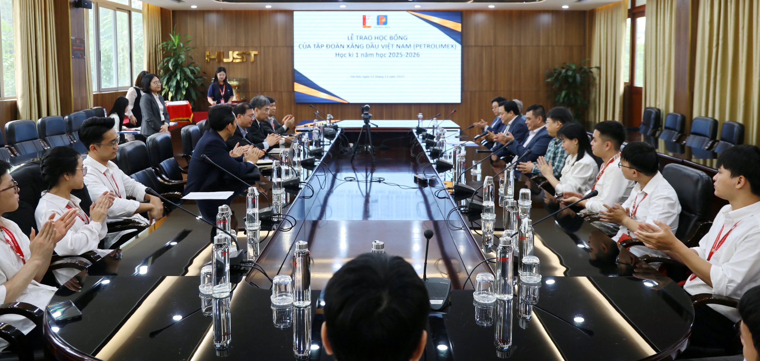 Petrolimex tiếp sức tri thức, đồng h&agrave;nh c&ugrave;ng sinh vi&ecirc;n Đại học B&aacute;ch Khoa- Ảnh 6.