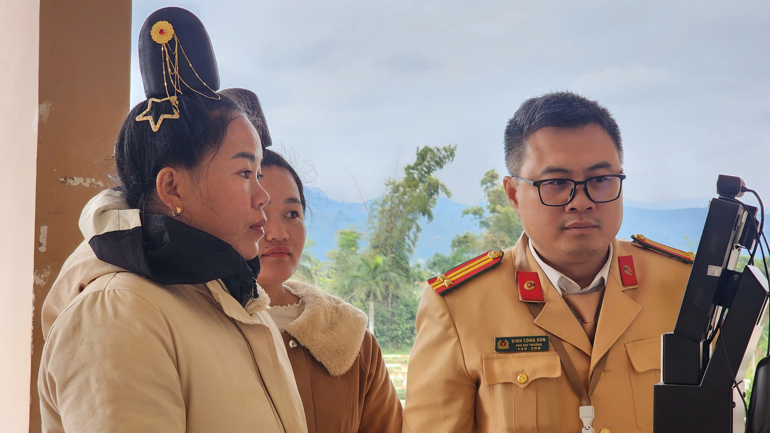 Cảnh sát giao thông Sơn La tận tình, thí sinh phấn khởi khi sát hạch giấy phép lái xe- Ảnh 6. Cảnh sát giao thông Sơn La tận tình, thí sinh phấn khởi khi sát hạch giấy phép lái xe- Ảnh 6.