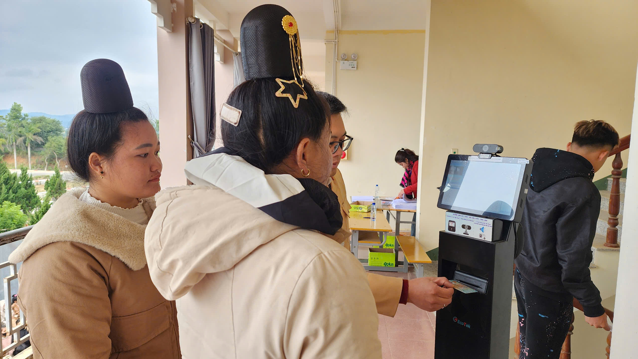 Cảnh sát giao thông Sơn La tận tình, thí sinh phấn khởi khi sát hạch giấy phép lái xe- Ảnh 8. Cảnh sát giao thông Sơn La tận tình, thí sinh phấn khởi khi sát hạch giấy phép lái xe- Ảnh 8.