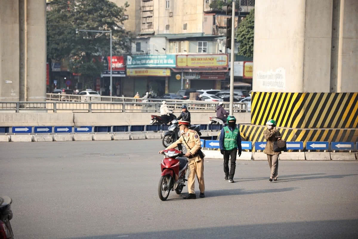 Nguy cơ mất ATGT khi vừa l&aacute;i xe, vừa sử dụng điện thoại- Ảnh 1.