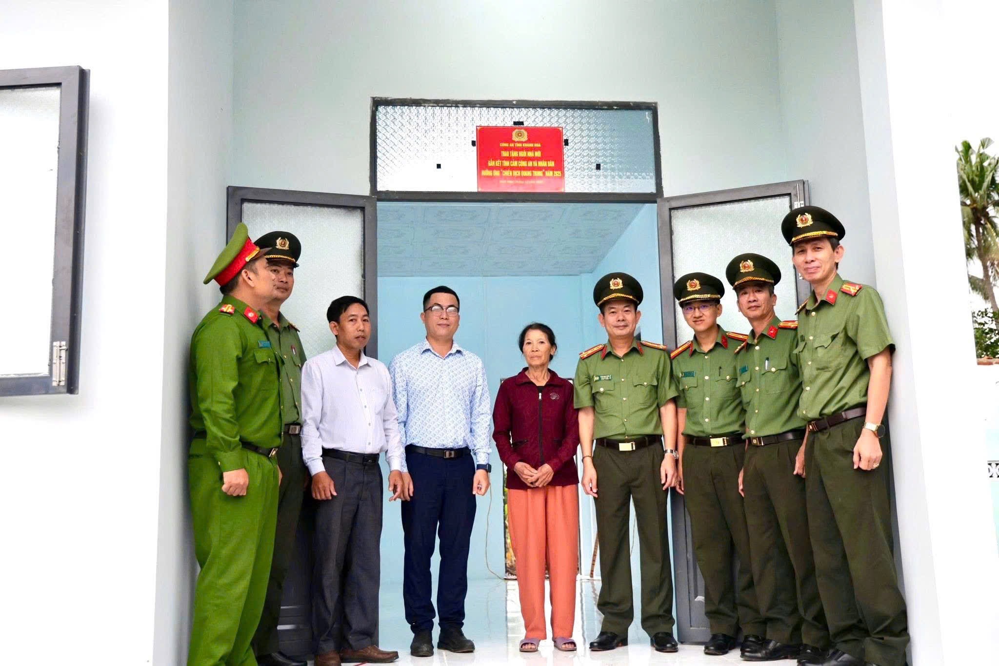 C&ocirc;ng an Kh&aacute;nh H&ograve;a b&agrave;n giao căn nh&agrave; thứ 11 trong &ldquo;Chiến dịch Quang Trung&rdquo;- Ảnh 1.