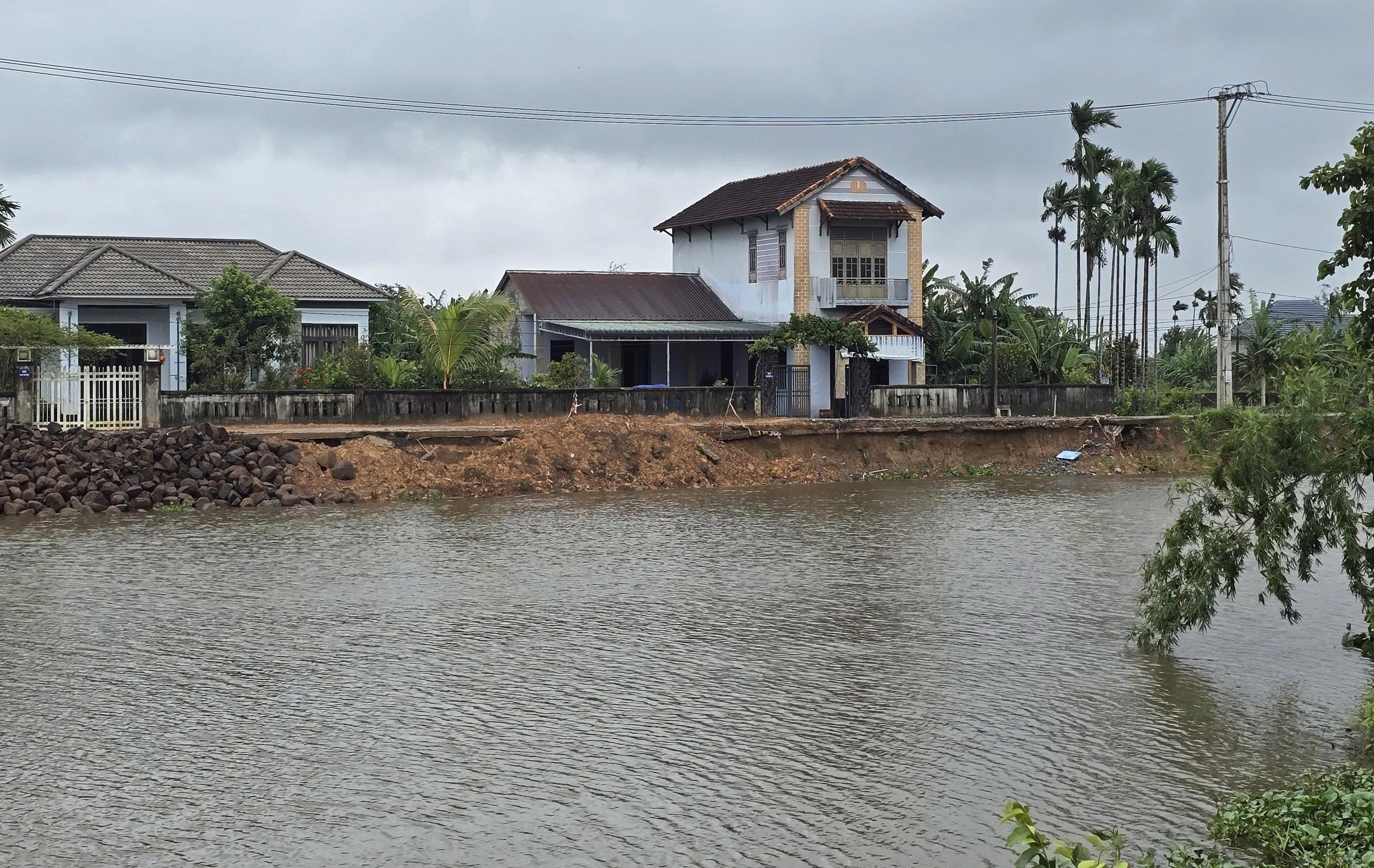 Quảng Trị: X&acirc;y dựng c&ocirc;ng tr&igrave;nh k&egrave; chống sạt lở khẩn cấp tại x&atilde; Vĩnh Định- Ảnh 1.