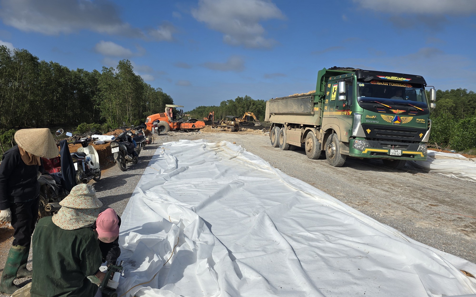 Trời tạnh r&aacute;o, nh&agrave; thầu đẩy nhanh tiến độ dự &aacute;n hơn 415 tỷ đồng ở Quảng Trị