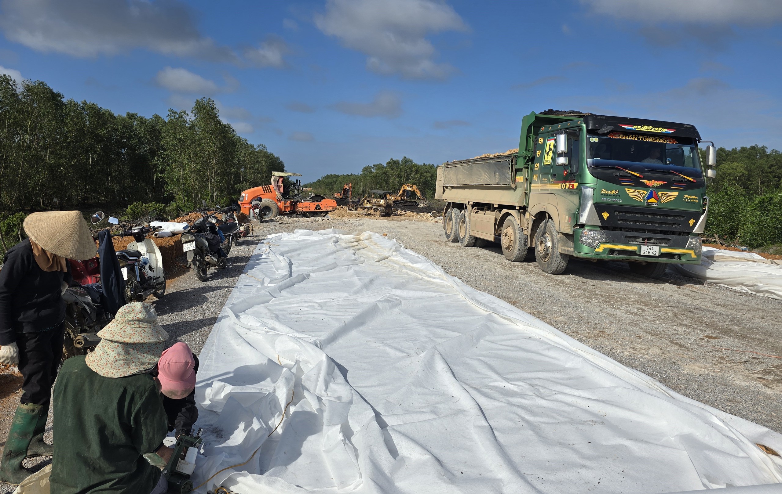 Trời tạnh ráo, nhà thầu đẩy nhanh tiến độ dự án hơn 415 tỷ đồng ở Quảng Trị- Ảnh 1. Trời tạnh ráo, nhà thầu đẩy nhanh tiến độ dự án hơn 415 tỷ đồng ở Quảng Trị- Ảnh 1.